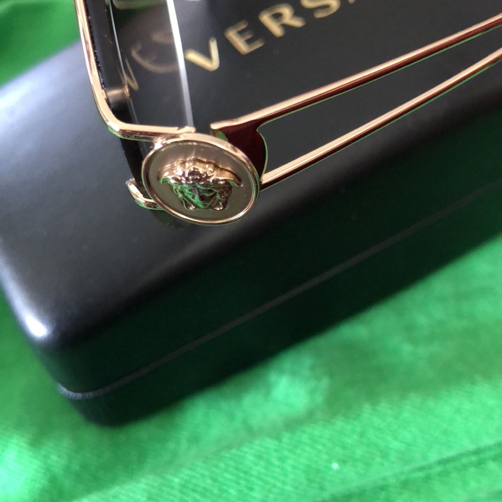 VERSACE SUN GLASSES 🤓 - Picture 6 of 8